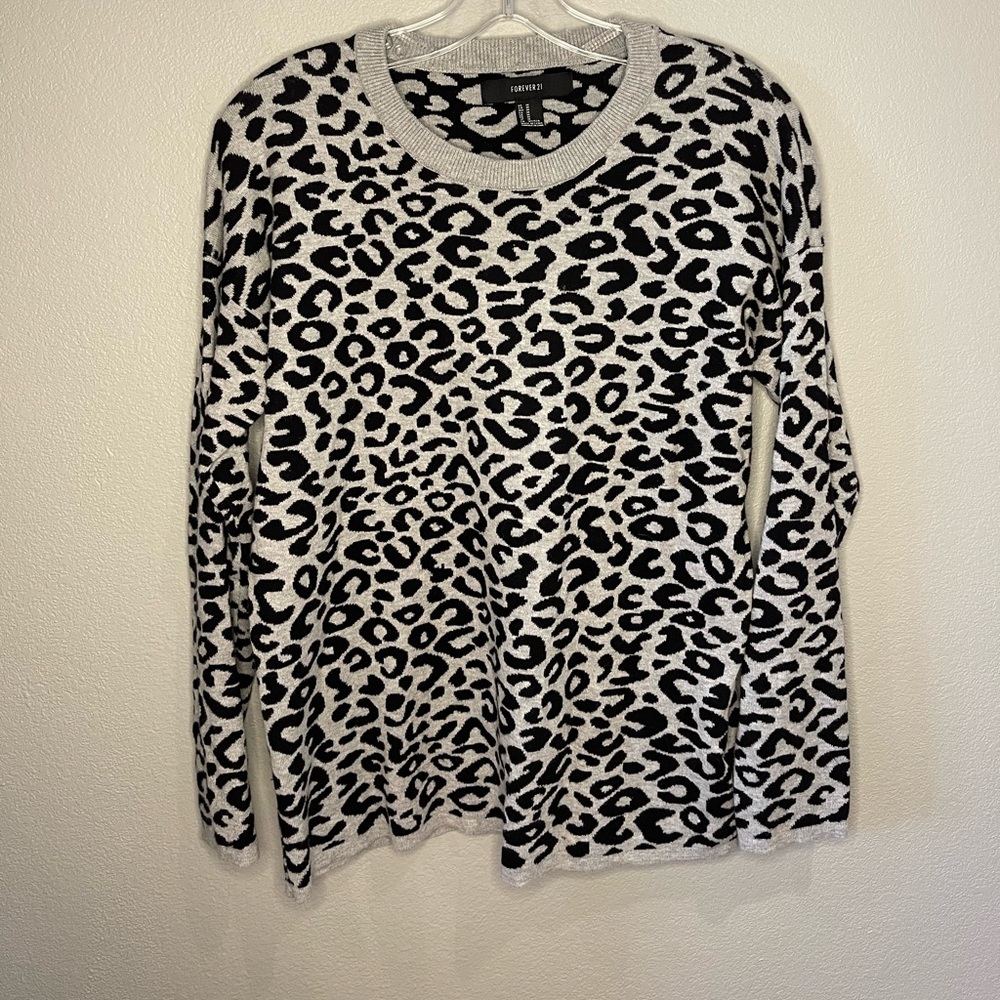 Forever 21 Size Medium Sweater black & gray cheetah
